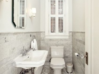 Wąska łazienka ze wzorzystą podłogą w szarej palecie barw (55018)