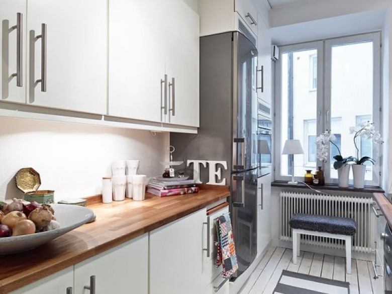 Aranżacja małej kuchni z oknem (20650)