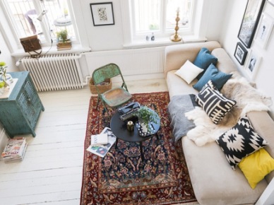 Biały salon skandynawski z turkusową komodą,dywanem vintage,turkusowym metalowym krzesłem i beżową sofą z poduszkami (26093)
