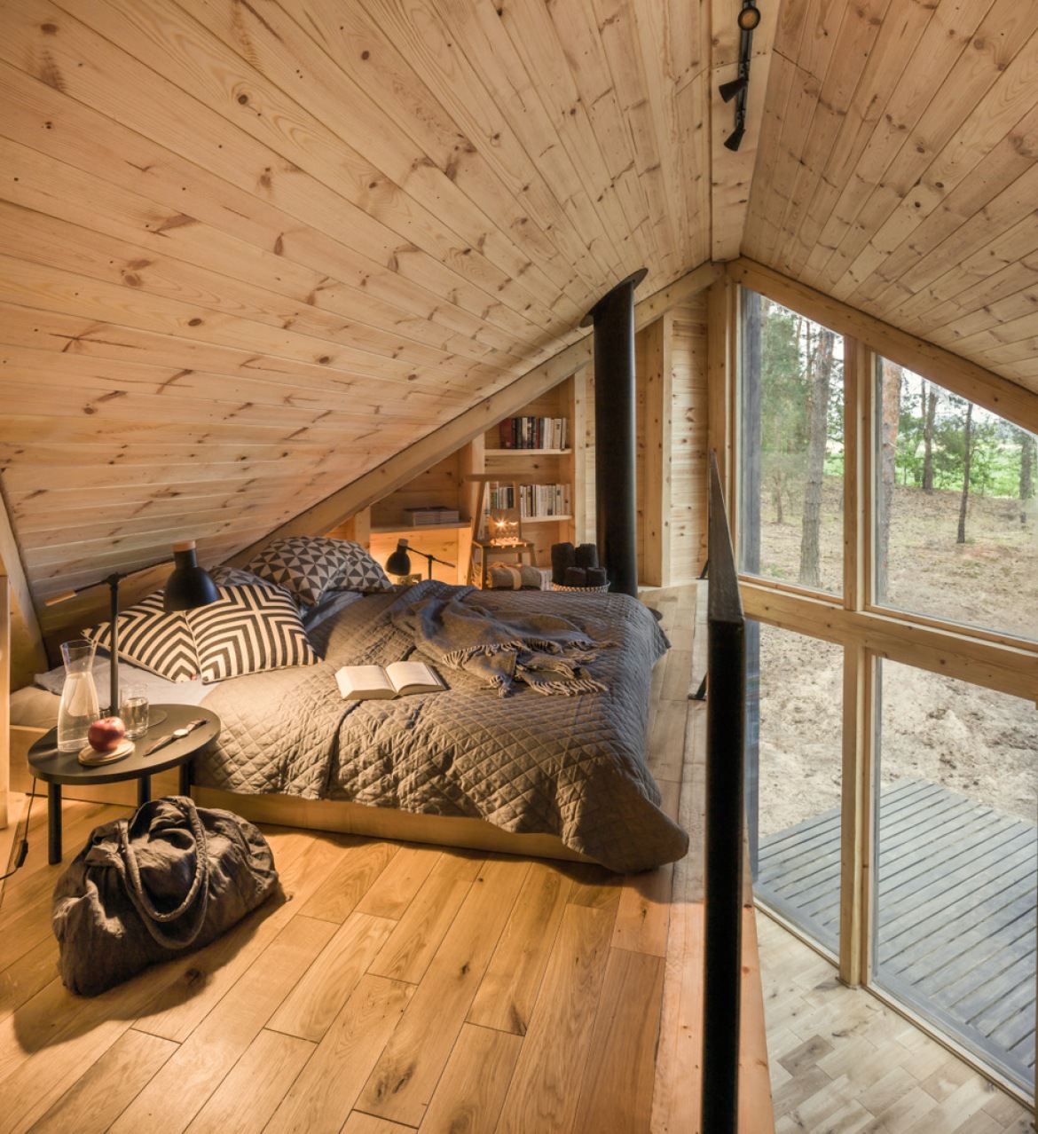 Klimatyczna sypialnia na antresoli w drewnianym domku (56698)