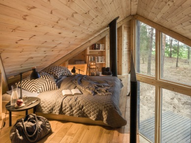 Klimatyczna sypialnia na antresoli w drewnianym domku (56698)