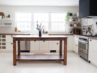 Drewniany stół jako wyspa kuchenna w dużej kuchni (53101)