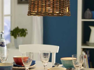 Wiklinowa lampa wisząca w niebieskiej kuchni (23923)