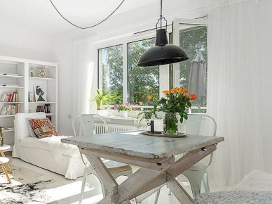 Bielony rustykalny stół z drewna,czarna emaliowana lampa na kablu,biała leżanka z Ikea,biały regała z otwatymi półkami,metalowe białe krzesla vintage (26226)