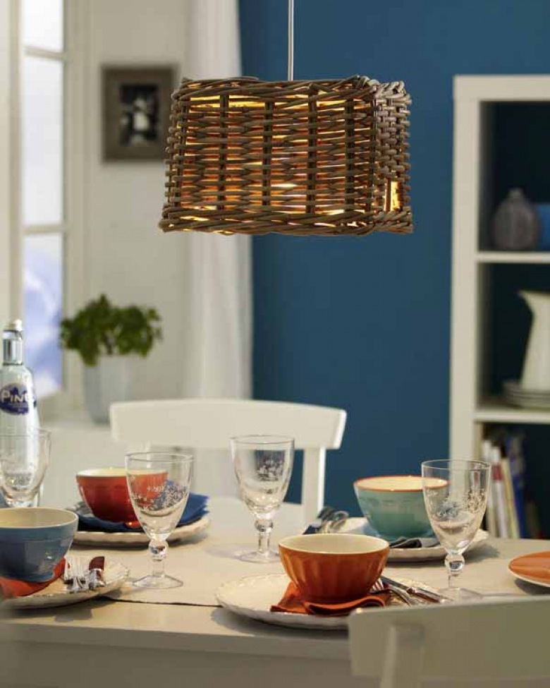Wiklinowa lampa wisząca w niebieskiej kuchni (23923)