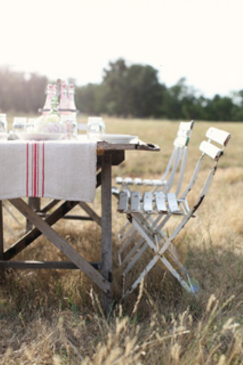 romantyczna sceneria na lawendowej farmie -bardzo subtelna aranżacja z wykorzystaniem kwiatów lawendy - pomysł na fotografię ślubną, na aranżację przyjęcia i...