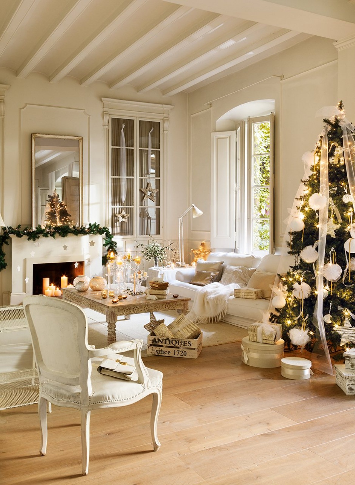 Biały francuski kominek w światecznej aranzacji salonu z tradycyjną choinką w białej dekoracji (27351)