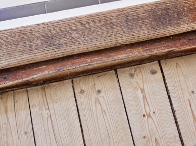 Łączenie drewnianej podłogi z desek z biało-czarna terakotą ułożoną w karo (26002)
