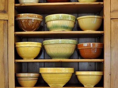 Żółte, brązowe i kremowe miski ceramiczne w aranżacji tradycyjnej kuchni wiejskiej (22252)
