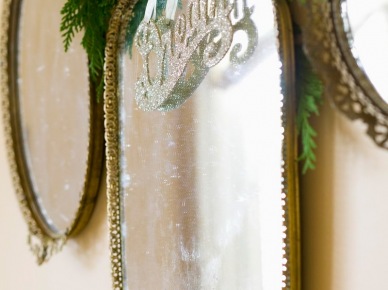 Owalne lustra metalowe w stylu vintage,złocone i postarzane lustro okragłe i prostokatne w zielobnej dekoracji świątecznej (27402)