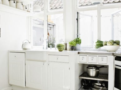 Białe pojemniki z porcelany, biała podłoga i białe szafki  w wiejskiej kuchni skandynawskiej (24020)