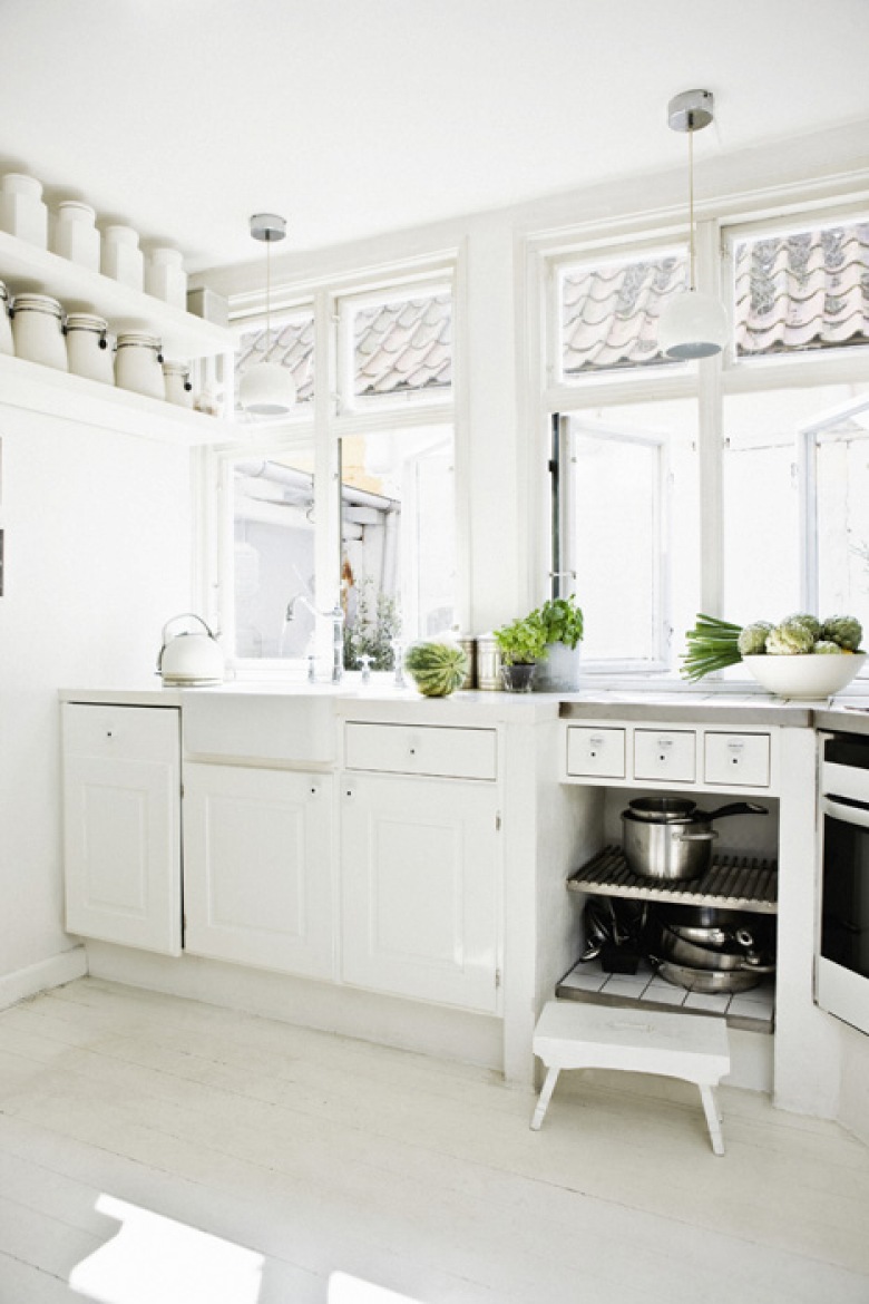 Białe pojemniki z porcelany, biała podłoga i białe szafki  w wiejskiej kuchni skandynawskiej (24020)