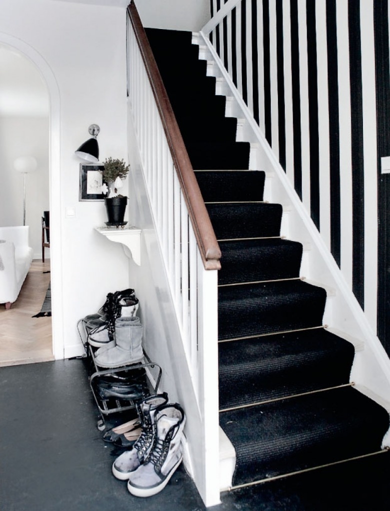 Czarne chodniki na schodach i tapeta w biało-czarne pasy na ścianie (19690)
