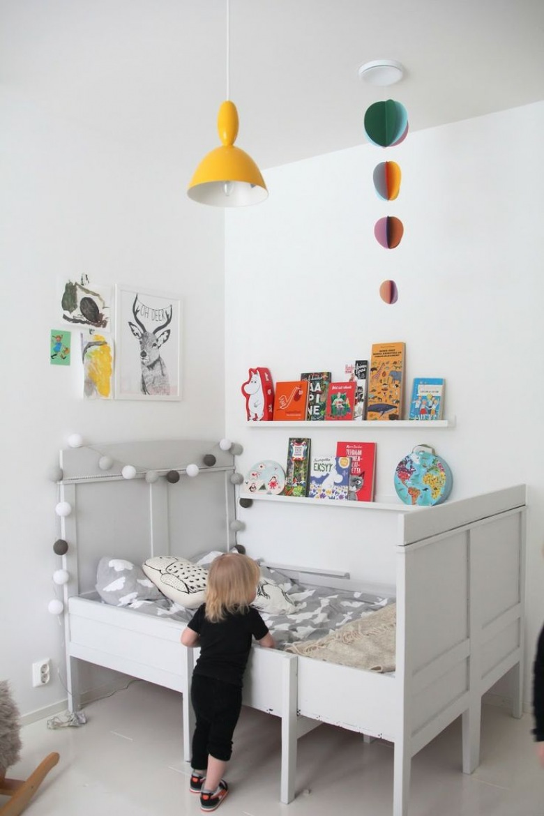 Girlanda z bawełnianych kul,wąskie półeczki na ścianie i drewniane łóżko dla przedszkolaka (26767)