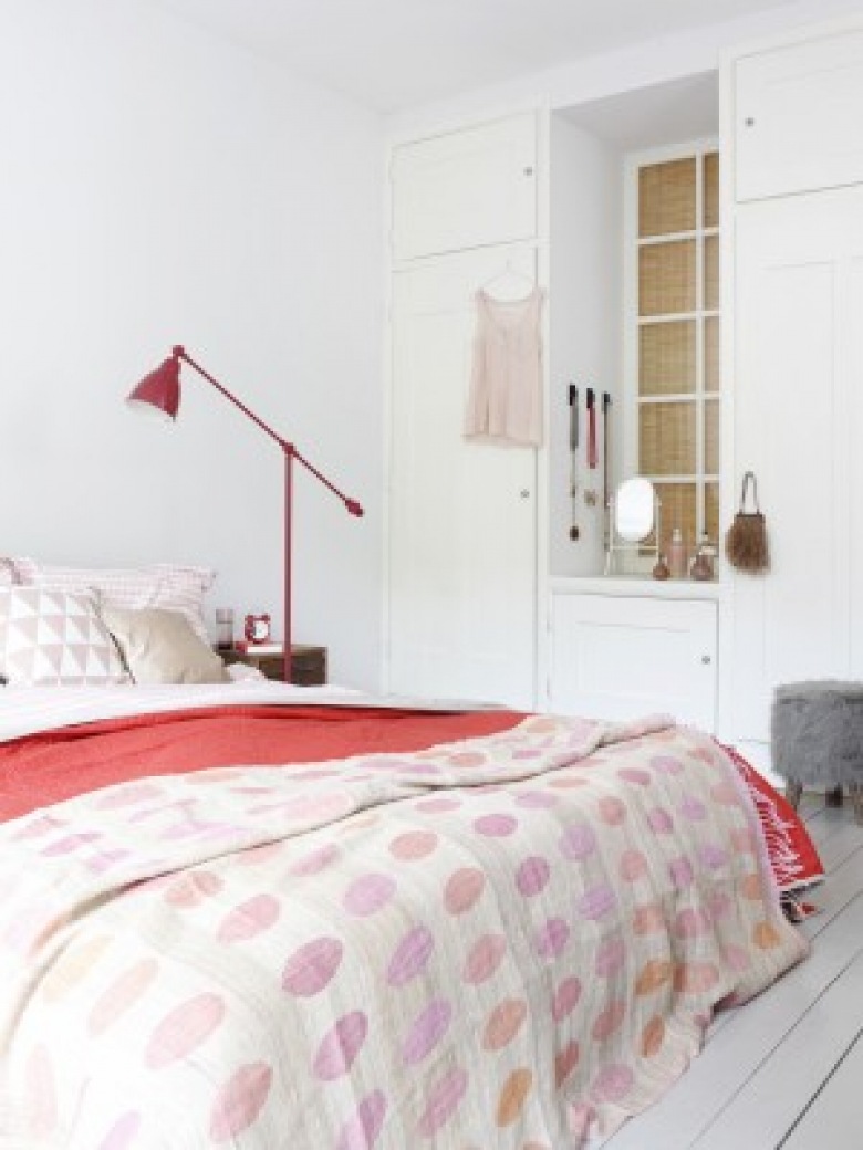 Biała sypialnia z różowa lampą i narzutą na łóżko (18473)