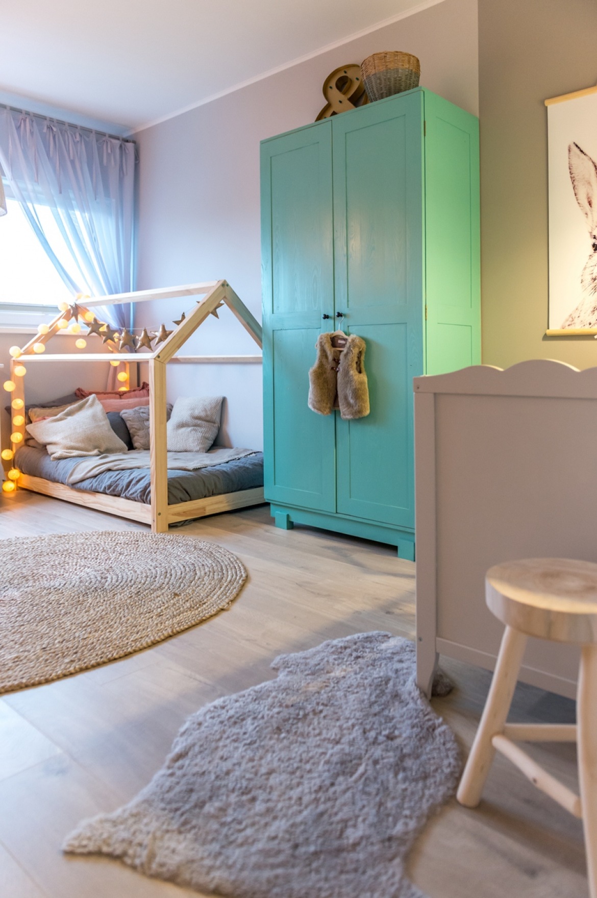 Niebieska szafa i łóżko-domek w pokoju dziecięcym (51890)