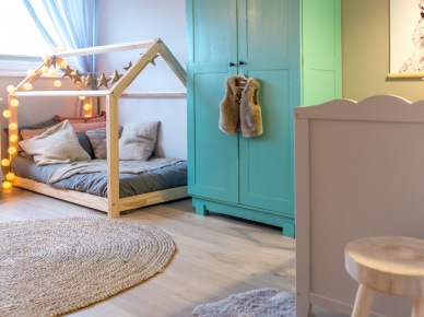 Niebieska szafa i łóżko-domek w pokoju dziecięcym (51890)