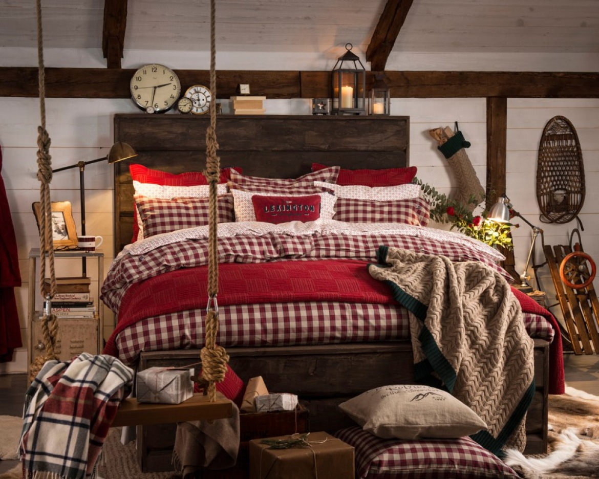 Biało-czerwona kraciasta pościel,czerwony pled,czerwone poduszki,drewniane wiejskie łóżko,drewniana huśtawka na sznurach (48042)