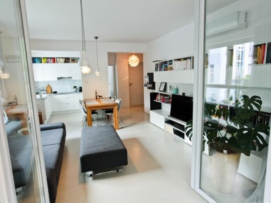 Polska aranżacja mieszkania o pow. 50 m2 w dominującej bieli i pięknym drewnie