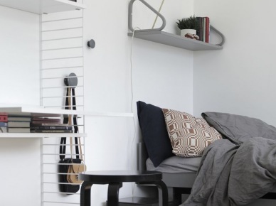 Aranżacja biało-szarej sypialni z metalowymi półkami w stylu skandynawskim (24887)