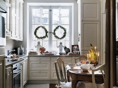 Tradycyjna biała kuchnia z francuskim stołem i krzesłami (27050)