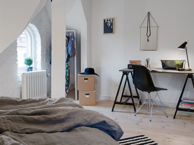 Sypialnia na poddaszu z białej cegły i z nowoczesnym biurkiem z drewna (21135)
