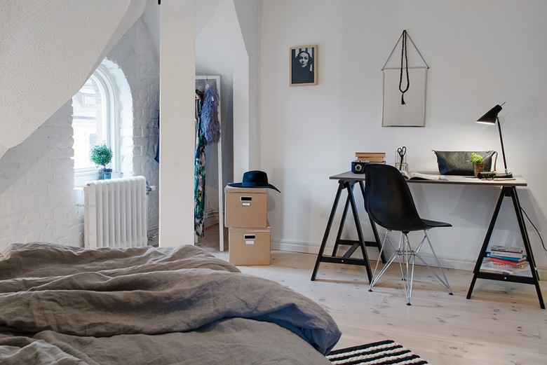Sypialnia na poddaszu z białej cegły i z nowoczesnym biurkiem z drewna (21135)
