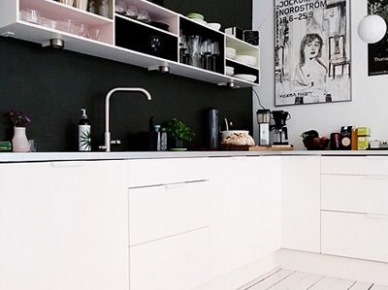 Czarna ściana,grafiki  i białe deski na podłodze w skandynawskiej kuchni (25236)