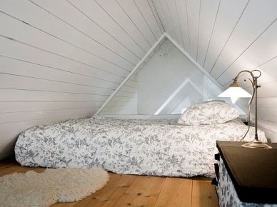 Mini sypialnia pod skośnymi ścianami z drewna (20455)