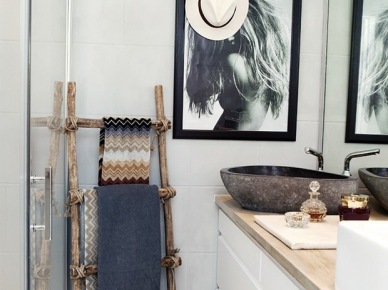 Kamienna szara umywalka w białej łazience z czarno-bialymi fotografiami i rustykalną drabiną z drewna (24982)