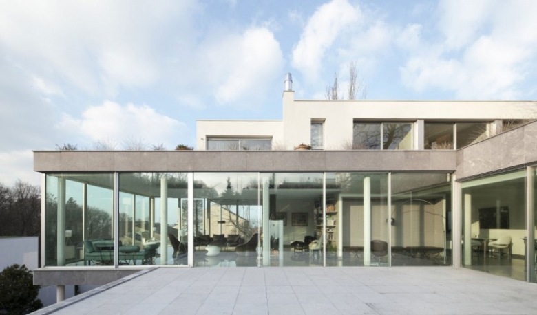 nowoczesny dom we Francji z panoramicznymi ścianami ze szkła - aranżacja wnętrza w nowoczesnym stylu z dizajnerskimi meblami.Biały, estetyczny i...