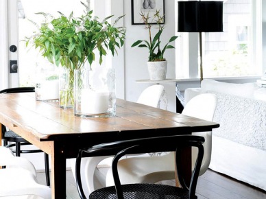 Czarne krzesło z gietego drewna,rustykalny drewniany stół,nowoczesne białe i czarne lampy oraz krzesła panton w jadalni (26787)