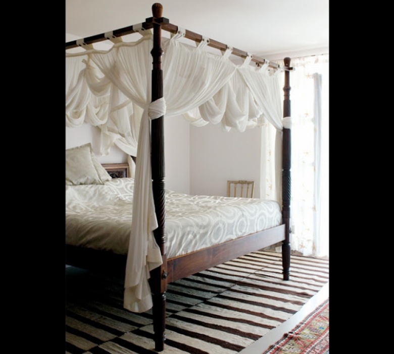 ciekawy pomysł na dekorację dużego  łóżka - romantycznie, zwiewnie i lekko ! 