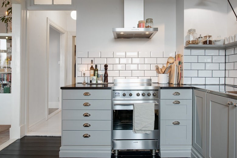 Niebiesko-szare szafki kuchenne w skandynawskiej kuchni (22822)