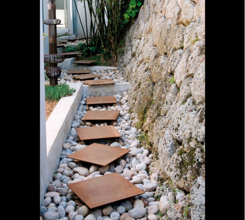 bardzo oryginalny pomysł na urządzenie ścieżki ze stopniami na nierównym terenie w ogrodzie - z naturalnych kamieni i płytek. Pomysł, który zharmonizował przestrzeń wokół muru i wejścia do...