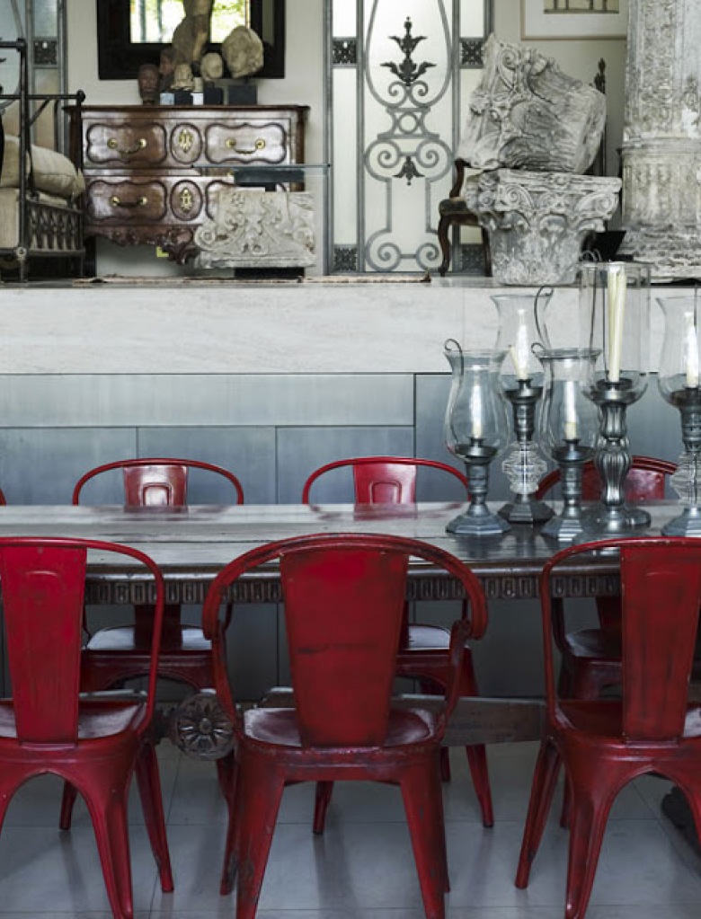 Czerwone metalowe  krzesła w stylowej jadalni (16809)