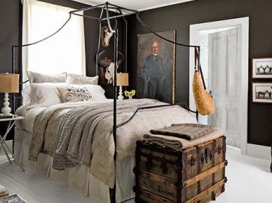 Czarne ściany, kute łóżko i kufer podróżnika w sypialni (19106)