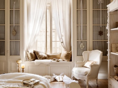 Prowansalska pastelowa sypialnia z fotelem, zabudowanymi przeszklonymi szafami i siedziskiem przy oknie (27349)