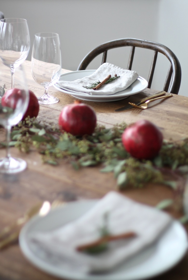 Prze-piękna kompozycja na świąteczny stół. Julie Blanner na swoim blogu przedstawia alternatywę dla tradycyjnego świątecznego stołu. Jako motywu przewodniego użyła…granatu. Granaty bardzo łatwo dostać o tej porze roku bo jest na nie sezon. Poza granatami Julie użyła naturalnych materiałów i swojej codziennej zastawy. Na talerzach położyła swoje ulubione serwetki  z odrobiną zieleni i laską...