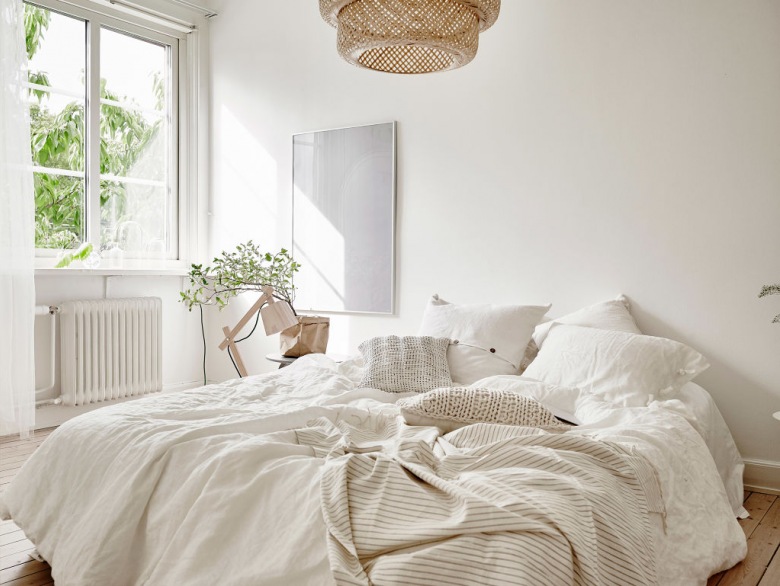 Biała sypialnia z wiklinową lampą (52014)