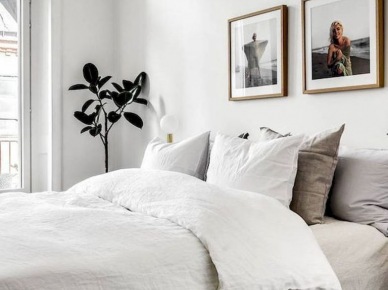 Biała sypialnia z minimalistycznymi dekoracjami (55895)