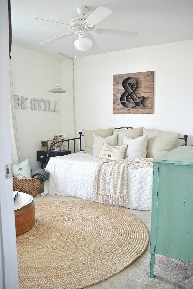 Okragły dywan z juty,czarna kuta ławka,turkusowa komoda i drewniane litery 3D na ścianie (23901)