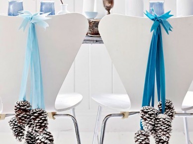 Pomyslowa dekoracja białych krzeseł szyszkami na niebieskich wstążkach (20470)