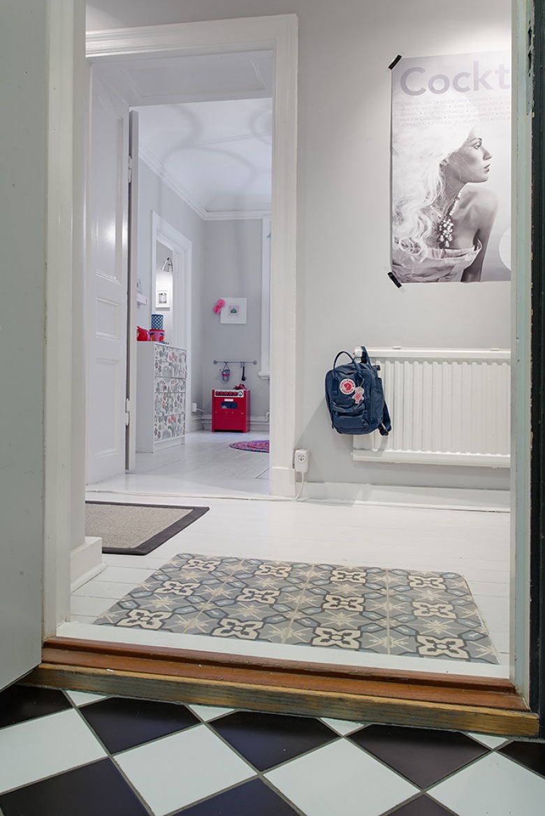 Aranżacja wejścia do mieszkania z białą podłogą inkrustowaną ceramicznymi płytkami (21625)