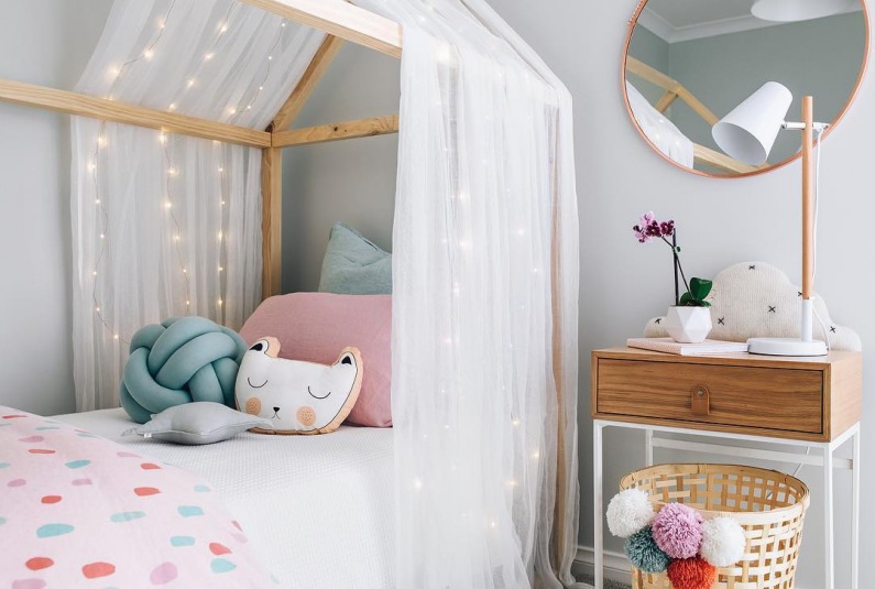 Łóżko w pokoju dziecięcym ma naturalną i oryginalną formę. Drewniana konstrukcja przypomina kształtem domek. Biała...
