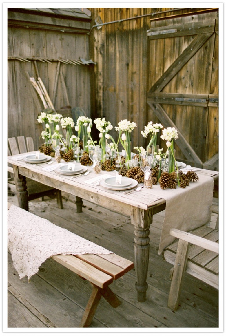 Szyszki,  białe kwiaty  bawełniane obrusy na stole (19497)