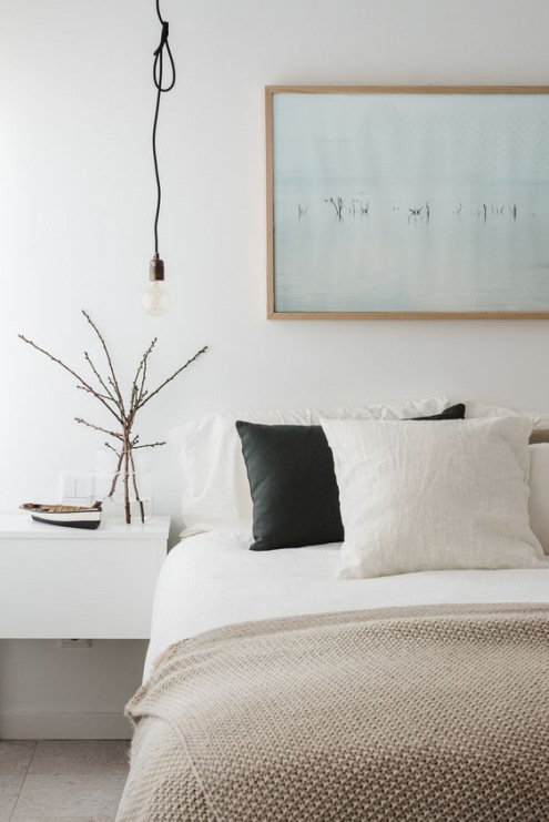 Minimalistyczna aranżacja sypialni opiera się jedynie na białej barwie oraz uzupełniających akcentach beżu i czerni....