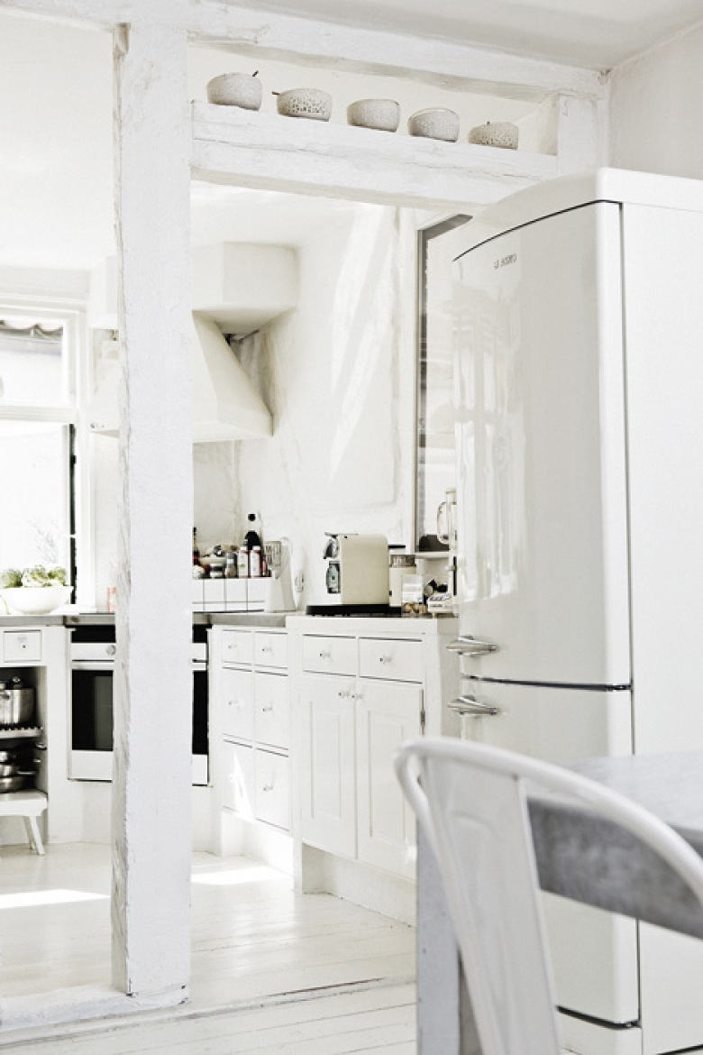 Wiejska kuchnia w bieli w skandynawskim stylu (24021)