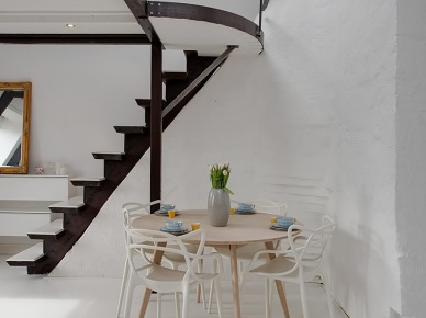 Pomysłowe schody na antresolę w małym mieszkaniu (23221)