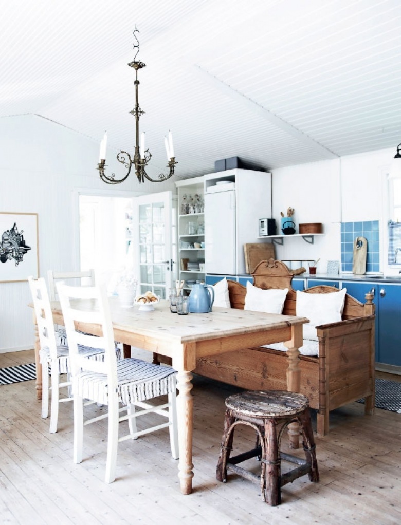 dom na wakacje - prosty, schludny i z czarująca, prawdziwą kuchnią. Niebieskie meble kuchenne ciepło komponują się z...